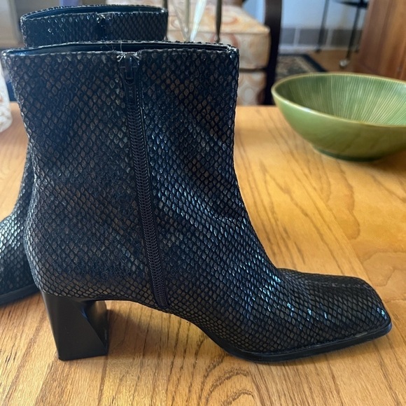 Naturalizer Boots Women’s 9 Snake Skin Print Chunky Heel Ankle Leather - Picture 5 of 11